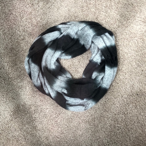 Steve Madden infinity scarf - Picture 1 of 3